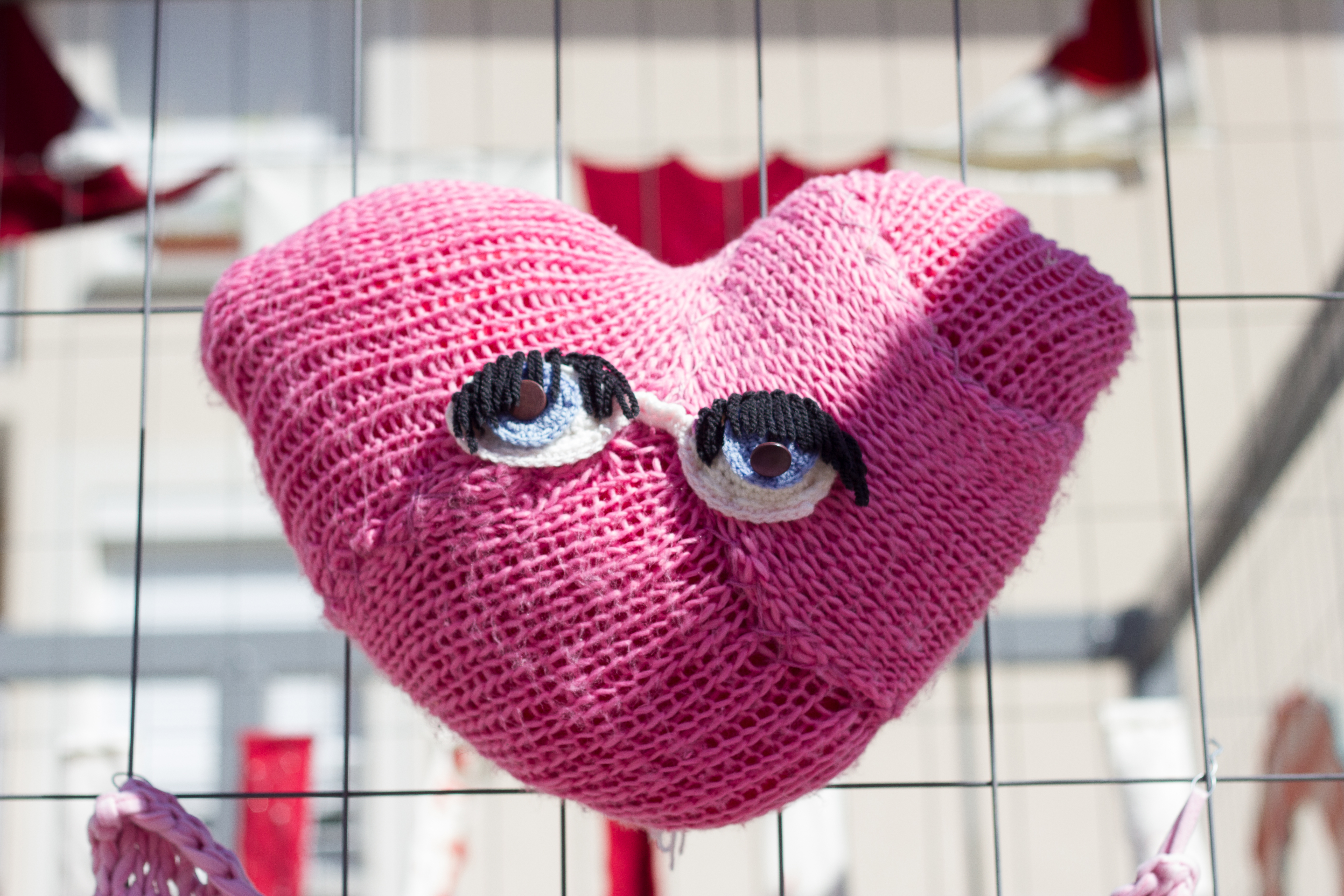 Coeur en tricot installé à la tronche