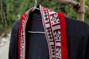 Détail d'un costume de femme Hmong